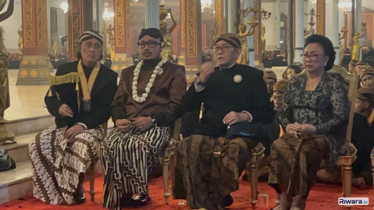 PB XIV Pimpin Langsung Kirab Perdana Sebagai Raja